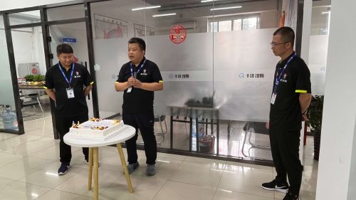 張校，馮校，闞校，三位校長切沈陽校區三周年蛋糕